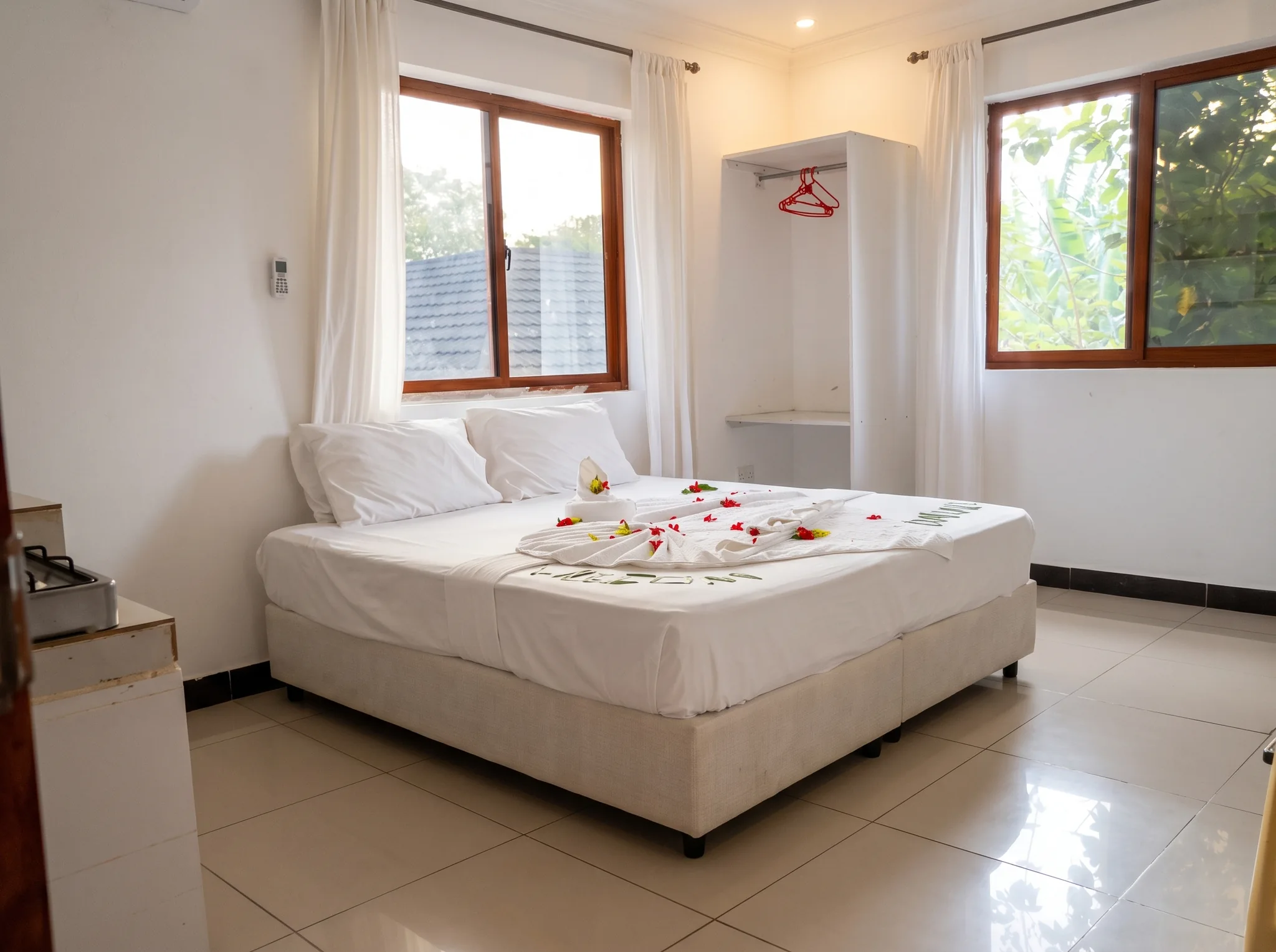 Deluxe Studio King Bed and Dual Windows